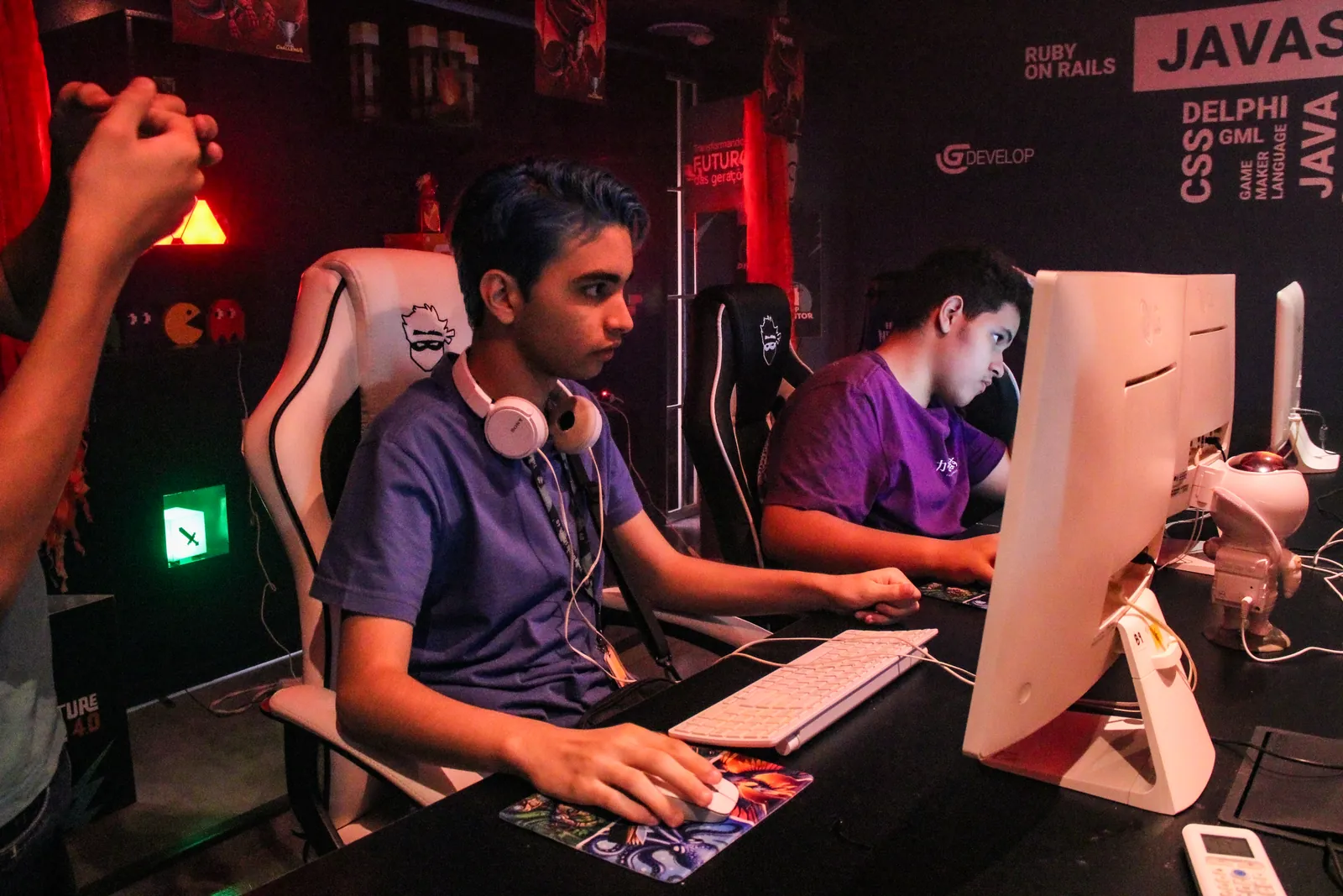 Aluno programando o próprio game na The Future School de São José do Rio Preto