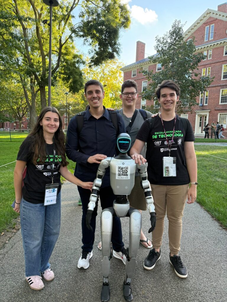 Alunos da The Future School ao lado de um robô humanoide em Harvard