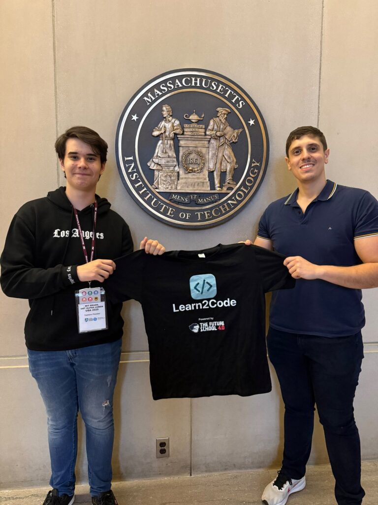 Alunos da The Future School com a camiseta Learn2Code no selo do MIT
