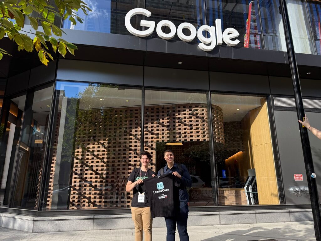 Alunos da The Future School em frente à sede do Google