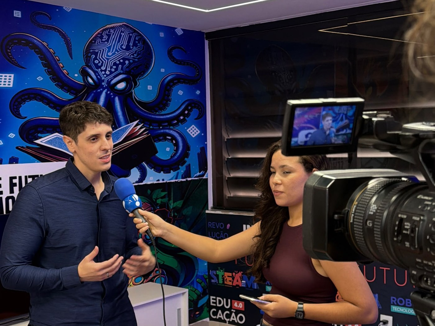 Reporter da RedeTV Tocantins entrevistando a equipe da The Future School em Palmas