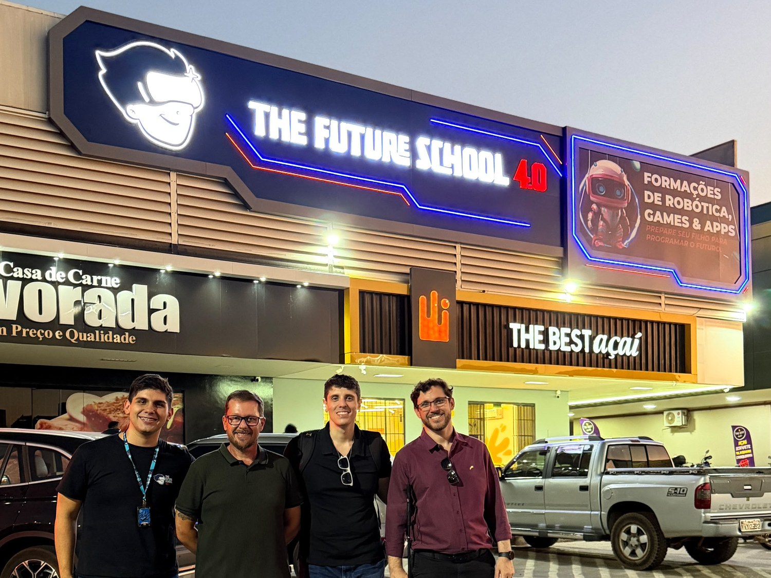 Equipe da The Future School 4.0 na frente da fachada da unidade de Palmas