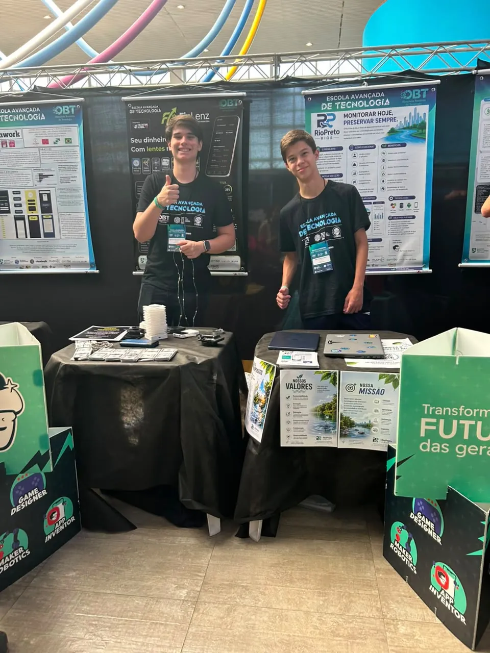Alunos defendendo os próprios projetos na mostra da OBT 2026