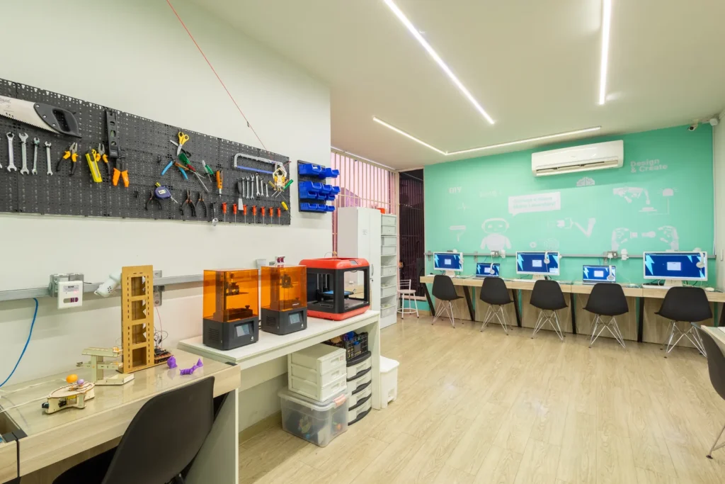 Maker Laboratory da The Future School, com impressoras 3D, bancada de ferramentas e estações individuais