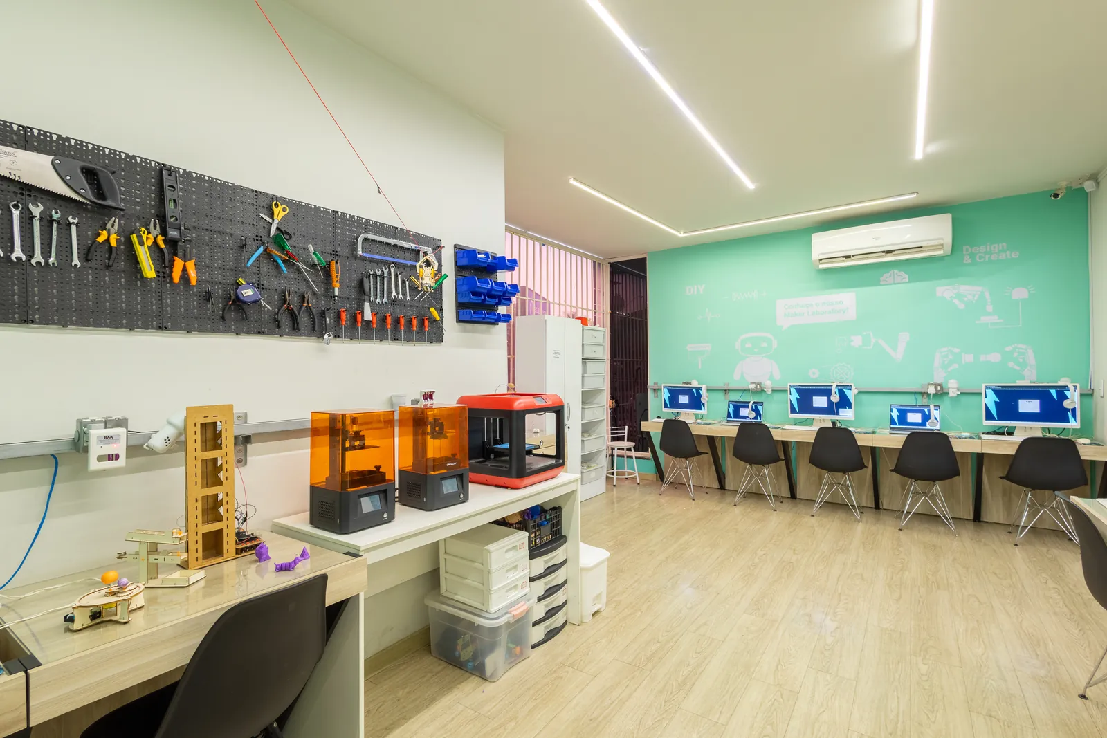 Laboratório maker com impressoras 3D usado nas aulas de Computação