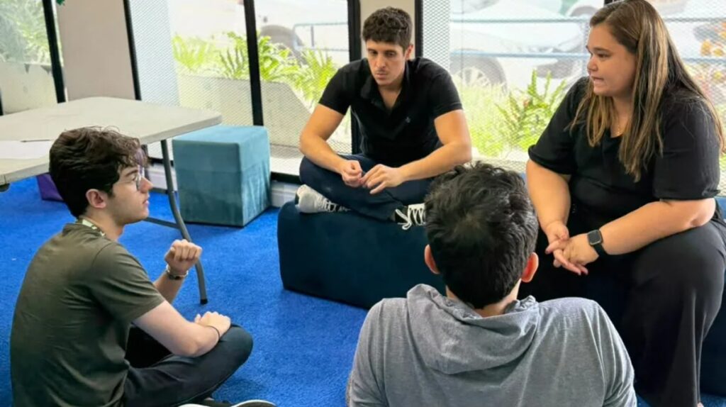 Mentora e alunos em roda de mentoria do Founders Academy na The Future School 4.0