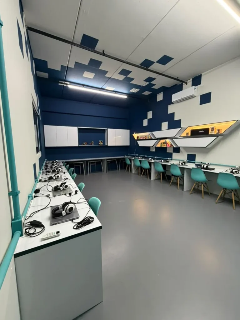 Sala de aula com estação individual por aluno em unidade da rede