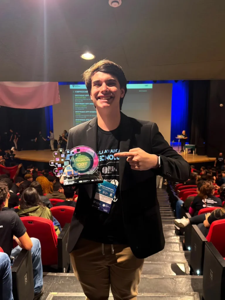 Caetano Pieralisi com o troféu da OBT 2026 conquistado pelo FinLenz