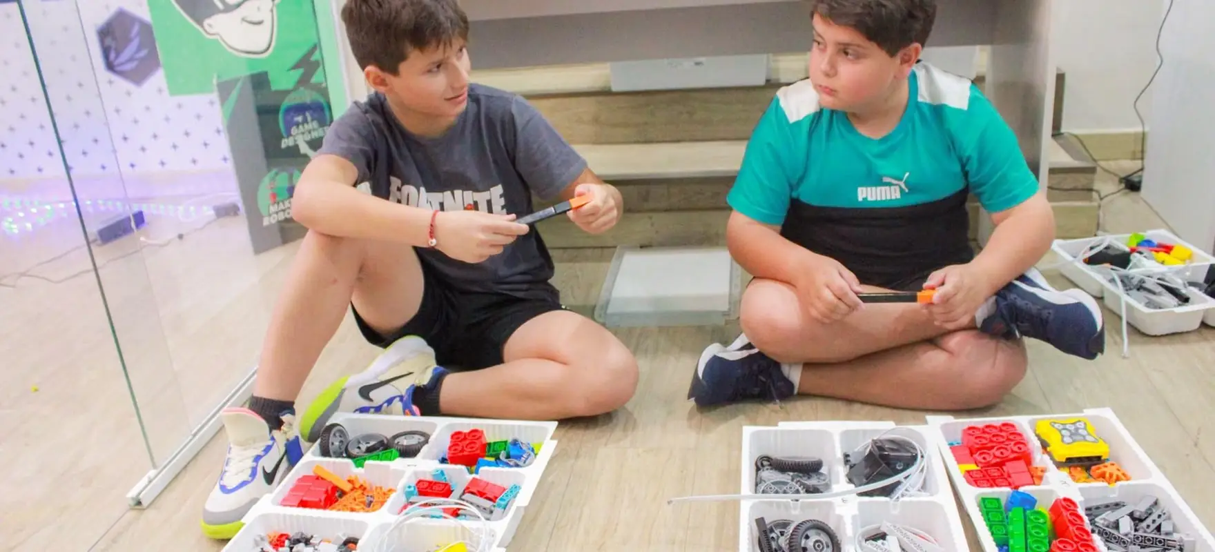 Alunos da The Future School 4.0 montando robôs com os próprios kits de robótica