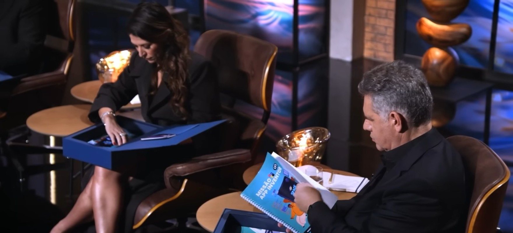 Carol Paiffer analisa o material da The Future School 4.0 durante o episódio do Shark Tank Brasil