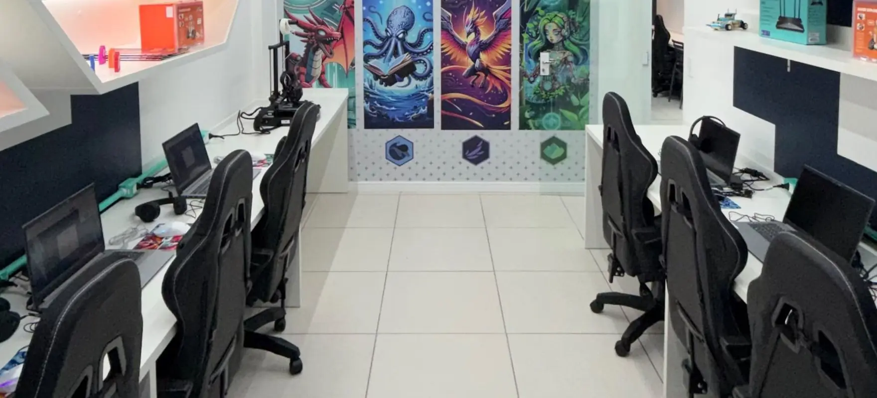 Laboratório da The Future School 4.0 em Joinville com estações de computador e painel dos Guardiões