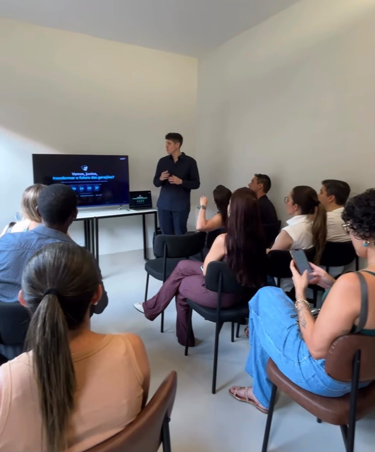 Apresentação do modelo de licenciamento a interessados, no dia da abertura.