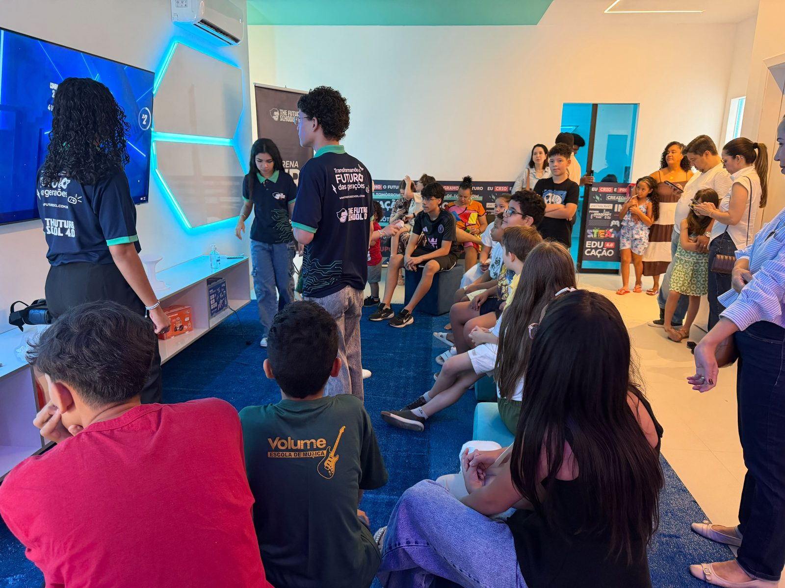 Equipe da The Future School 4.0 conduzindo a turma na inauguração de Cuiabá.