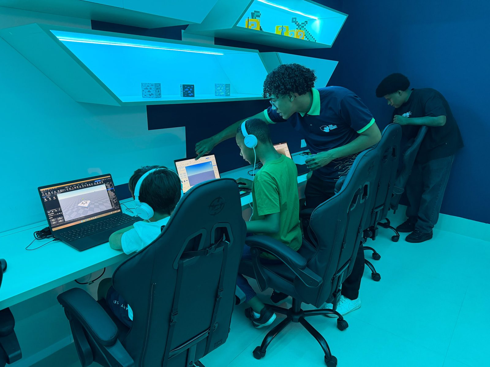 Turma trabalhando em Roblox Studio na inauguração da unidade de Cuiabá.