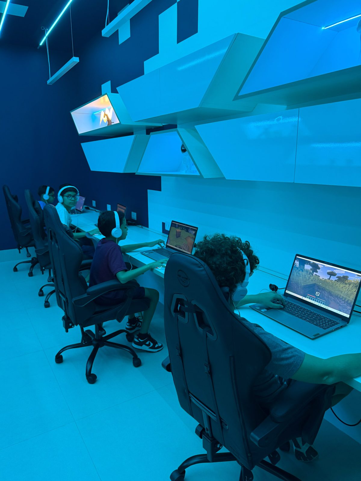 Sala de games da unidade de Cuiabá, com estação individual por aluno.